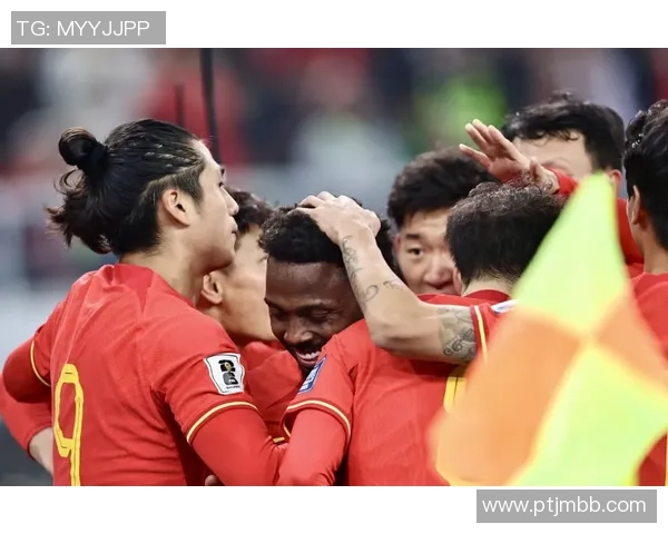 足球明星们齐聚一堂合影留念展现黄牌风采与友谊的精彩瞬间